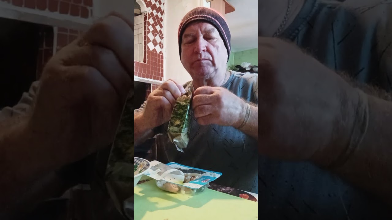 Ем морепродукты и чипсы из морской капусты