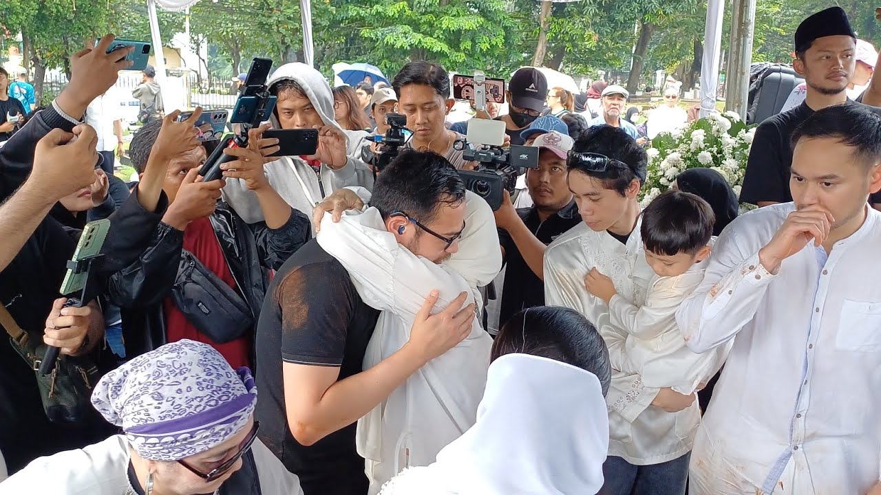 Pelukan Dewi Yull kepada Surya Sahetapy di Pusara Mendiang Ray Sahetapy