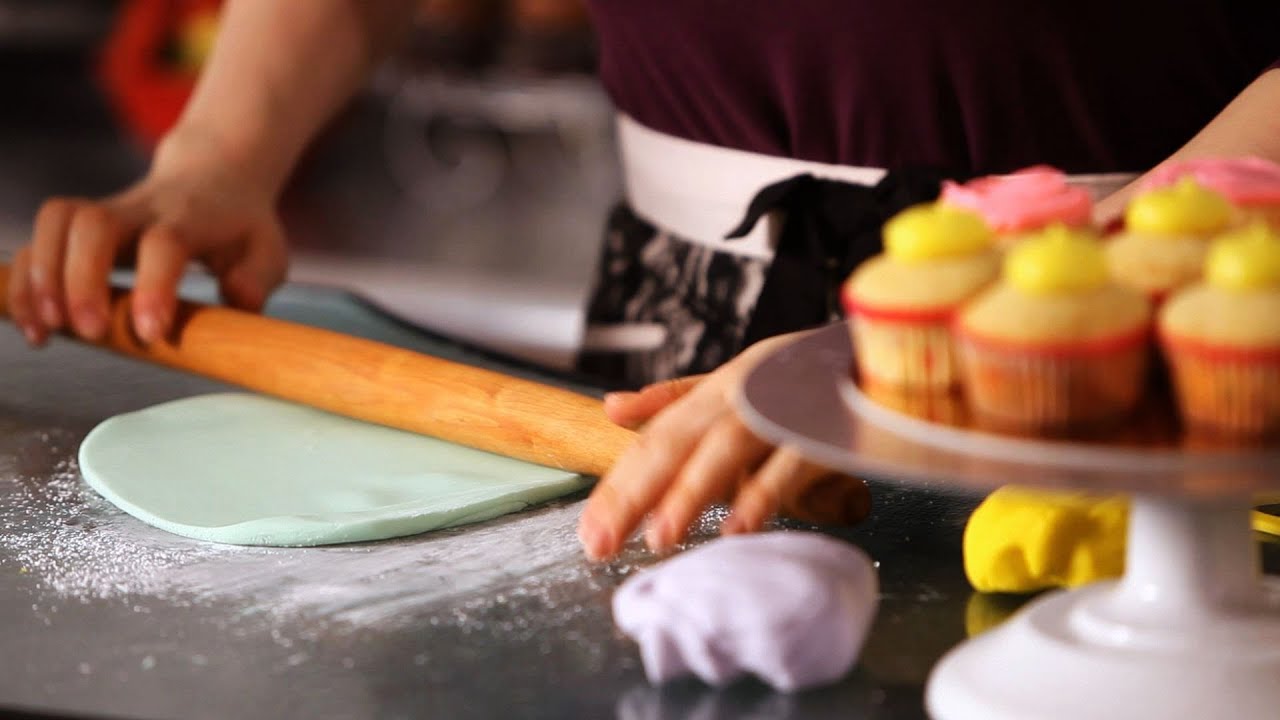 How to Put Fondant on Cupcakes | Cake Decorating