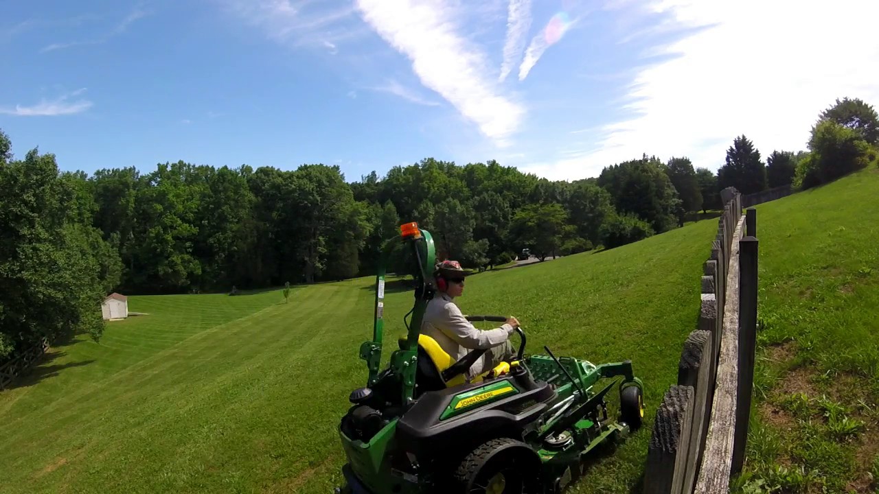 John Deere Z920M mowing