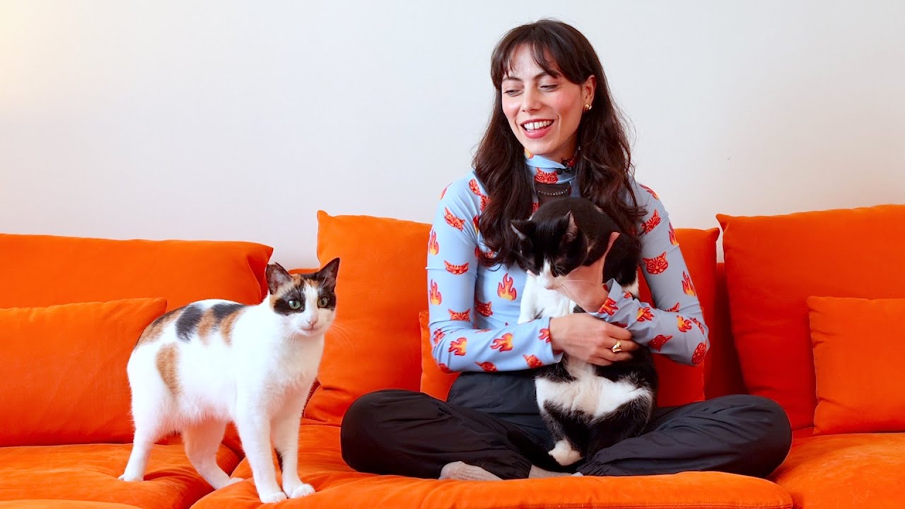 Η Ολίνα γράφει μουσική αγκαλιά με τις γάτες της στο Παγκράτι