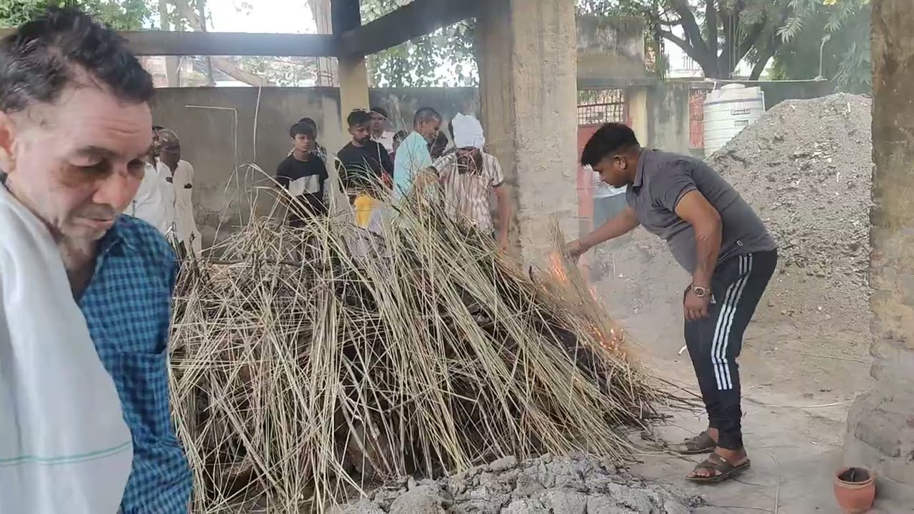 ##😭😭🔥#लड़का अपने पिता को अग्नि देते हुए#🔥🔥😭😎#ईश्वर उनकी आत्मा को शांतिदे#🙏🙏🪷