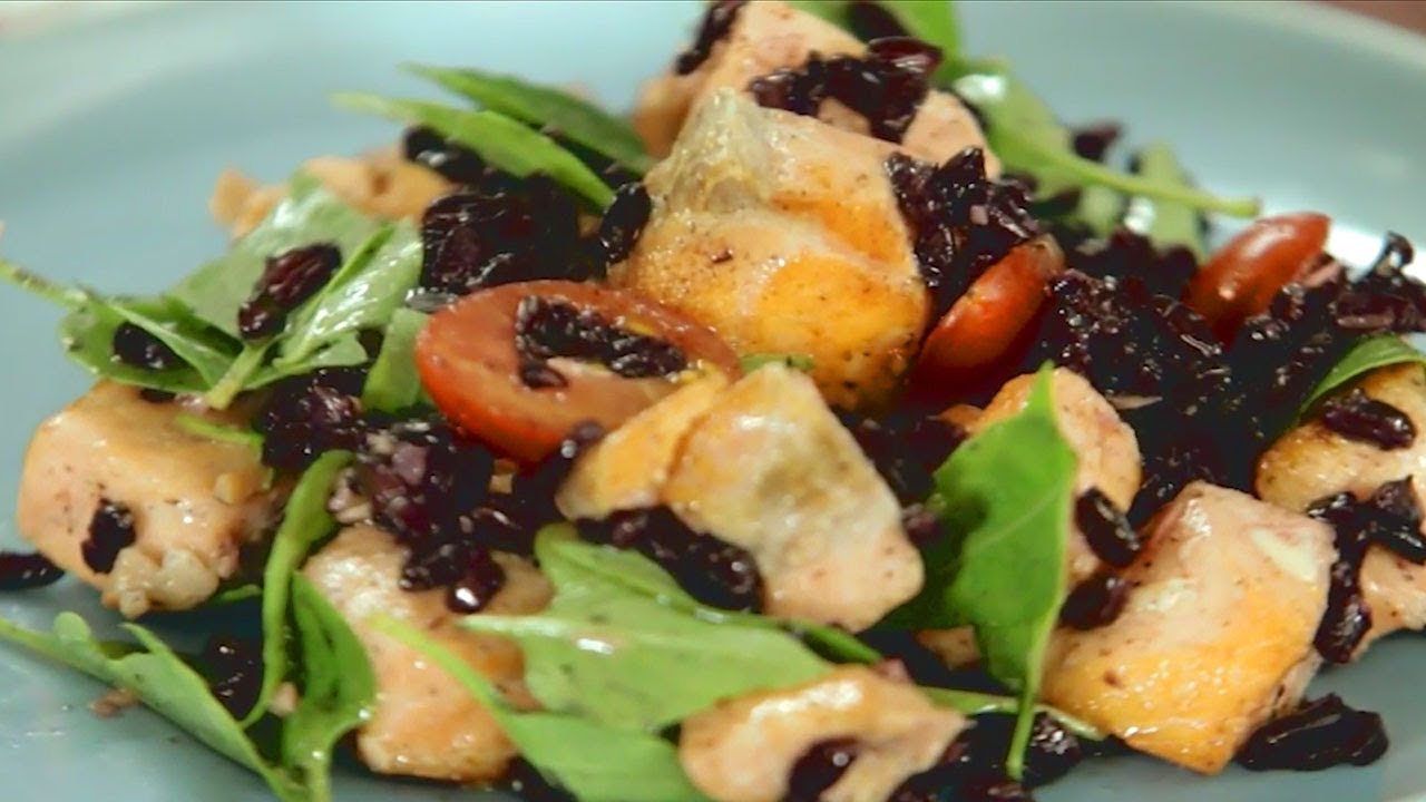 Arroz Negro com Salmão e Vinagrete de Limão Siciliano, do chef Rodrigo Schweitzer