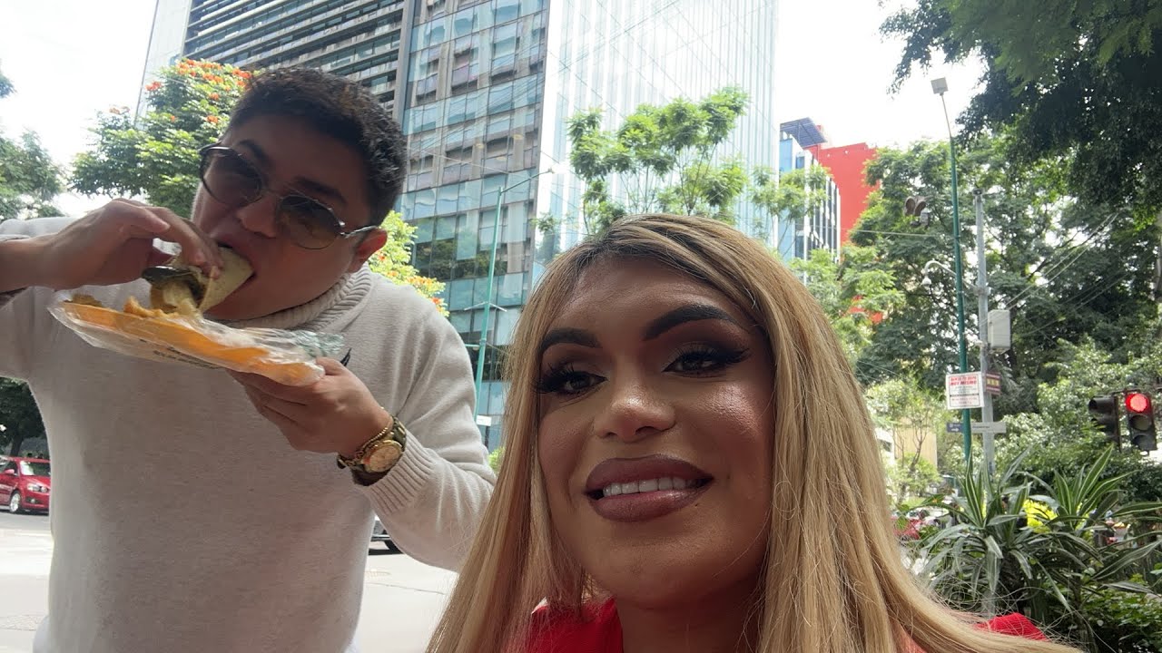 comiendo unas ricas quesadillas