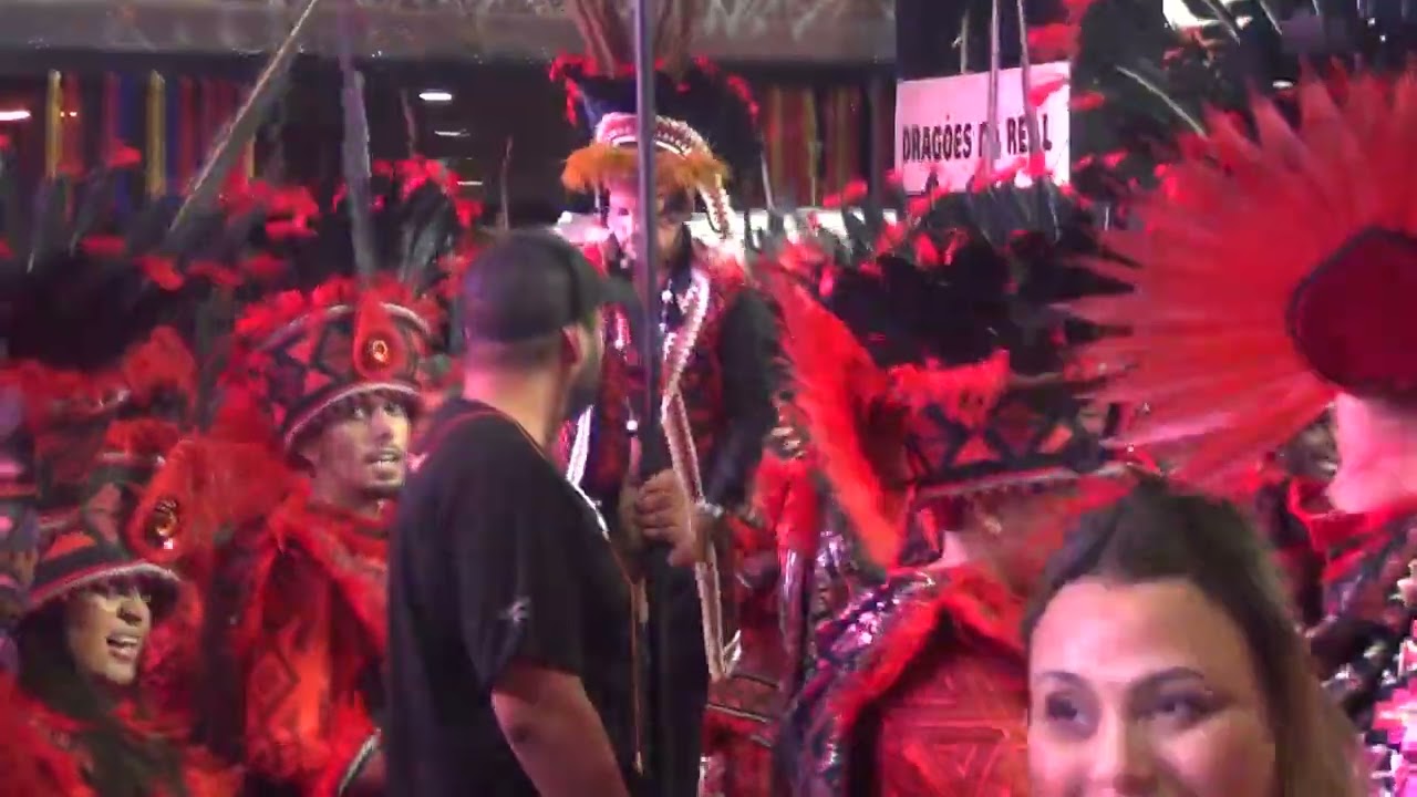 DESFILE OFICIAL DRAGÕES DA REAL BATERIA RITMO QUE INCENDEIA CARNAVAL 2026