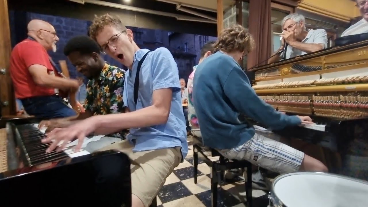 Incredible Boogie Woogie Piano Jam SHUTS DOWN This Bar!