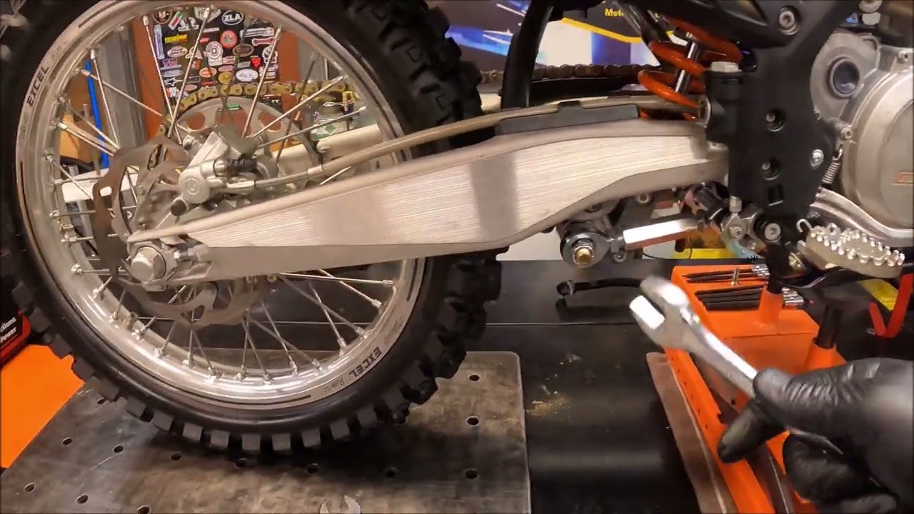 Как опустить мотоцикл KTM 350 SXF Dirt Bike 2011–12 годов на 4 дюйма. Комплект Soupy Performance.