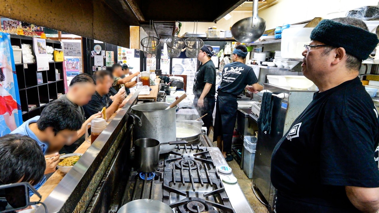 朝７時の開店と同時に夜勤明け中毒者で満席になる大阪路地裏中華そば店丨THE BEST Ramen in Osaka