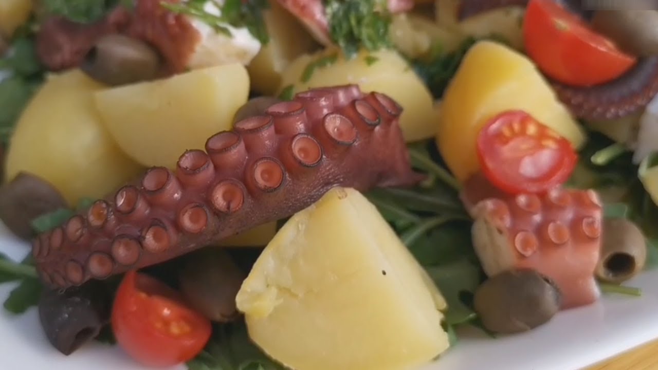 Простые рецепты: салат из осьминога с картофелем