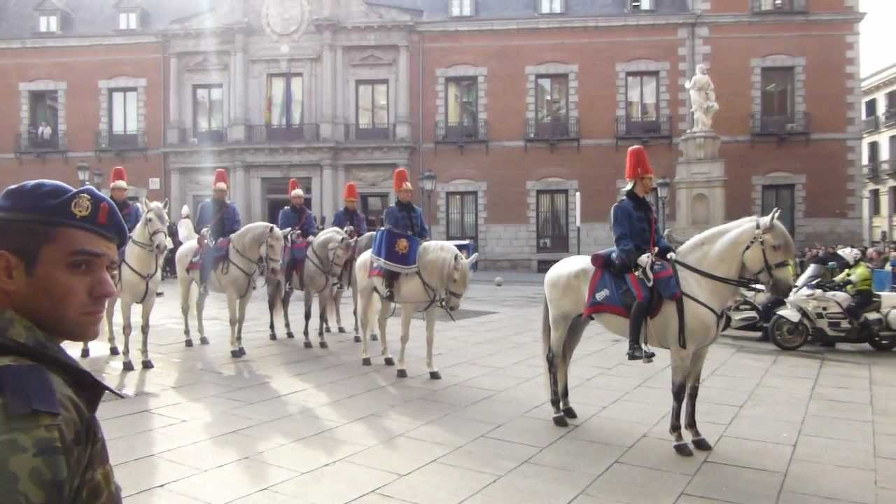Escuadron de Escolta Real rindiendo honores al embajador ante el Ministerio de Asuntos exteriores