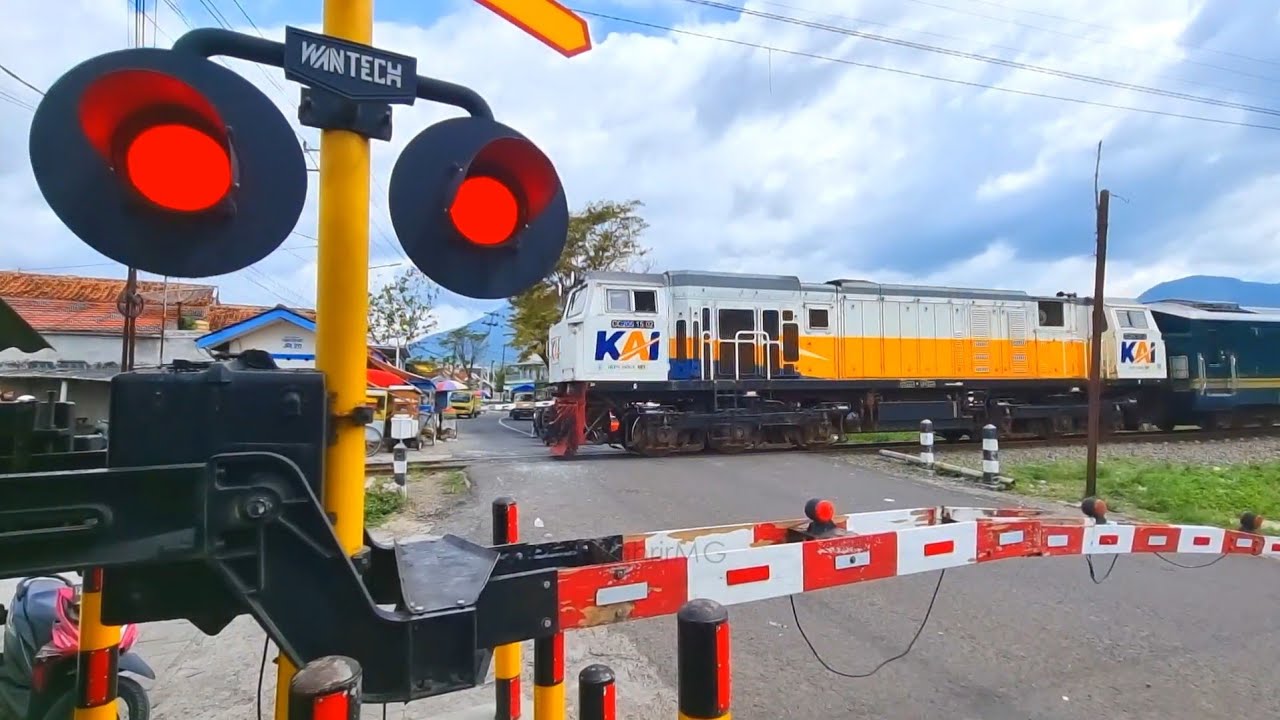 ALARM RUSAK! Perlintasan Kereta Api Kadungora Garut