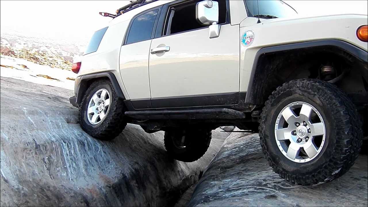 FJ Easily crosses Golden Crack in Moab