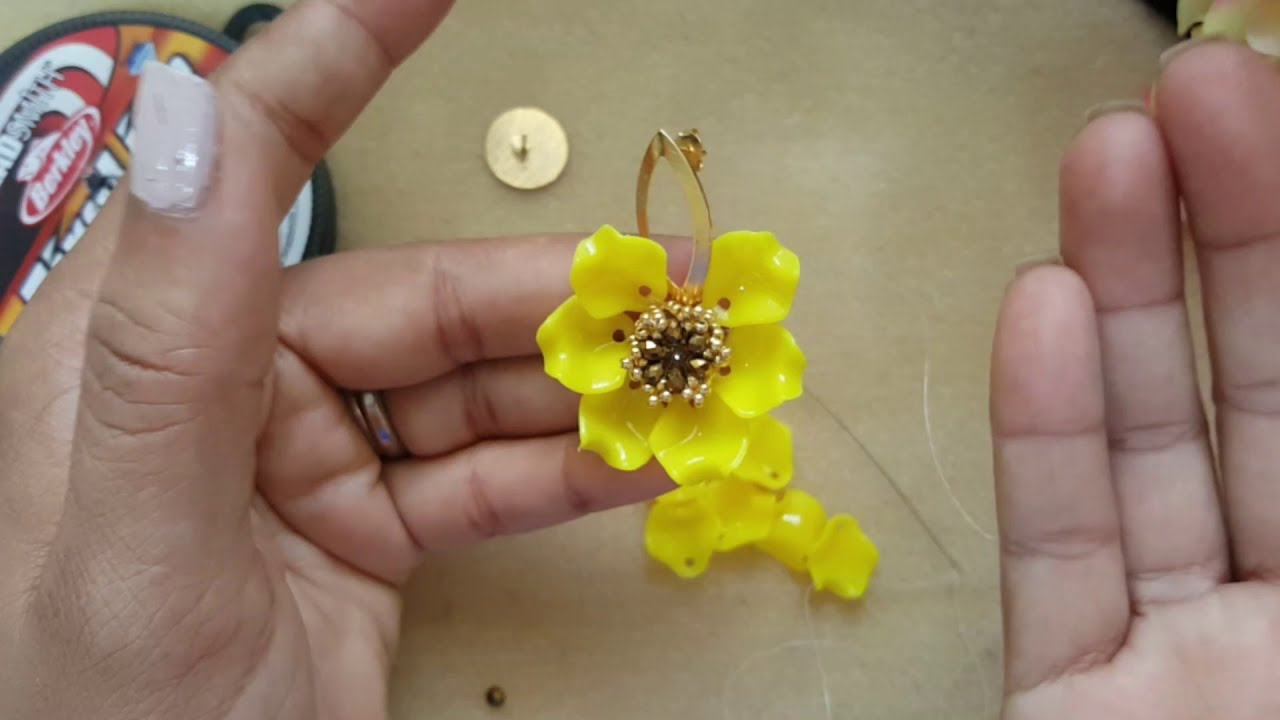 Aretes Flor de Cayena en Cristales y Petalos Acrilicos