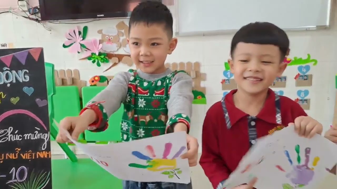 Chin cùng các bạn vẽ tranh tô màu