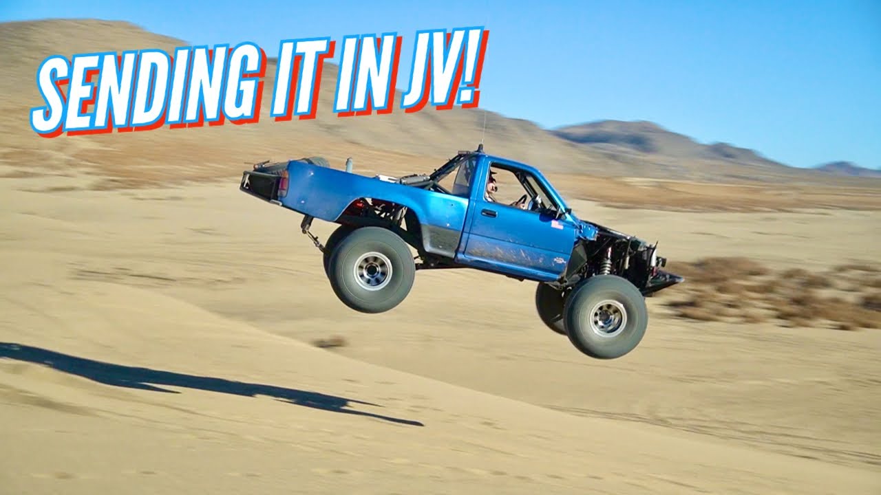 Участники PreRunners прыгают и кричат ​​в долине Джонсона