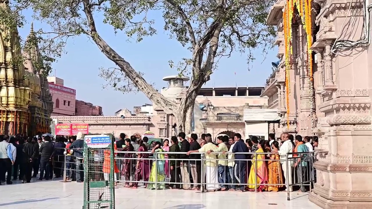 महाशिवरात्रि पर काशी विश्वनाथ मंदिर में उमड़ा जनसैलाब