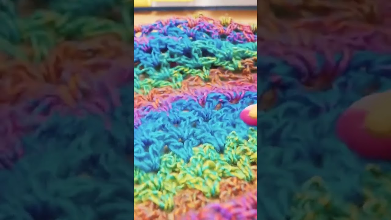 Triangle Scarf in V Stitch | Rainbow Schawl DIY 