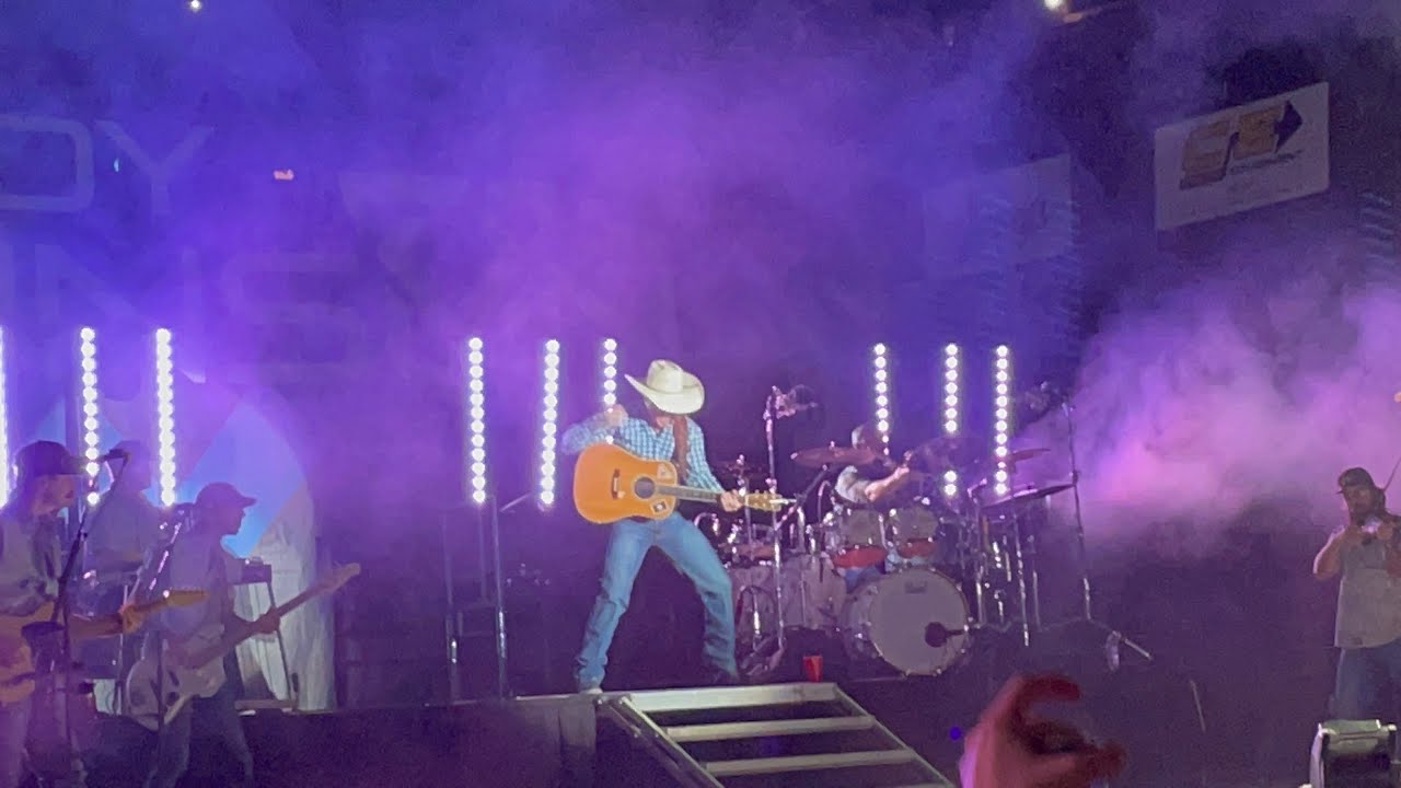 Cody Johnson - Honky Tonk Hardwood Floors (Live)