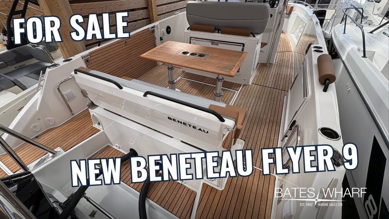Twin outboards, teak decking, sleeps 4: BENETEAU FLYER 9 SPACE DECK