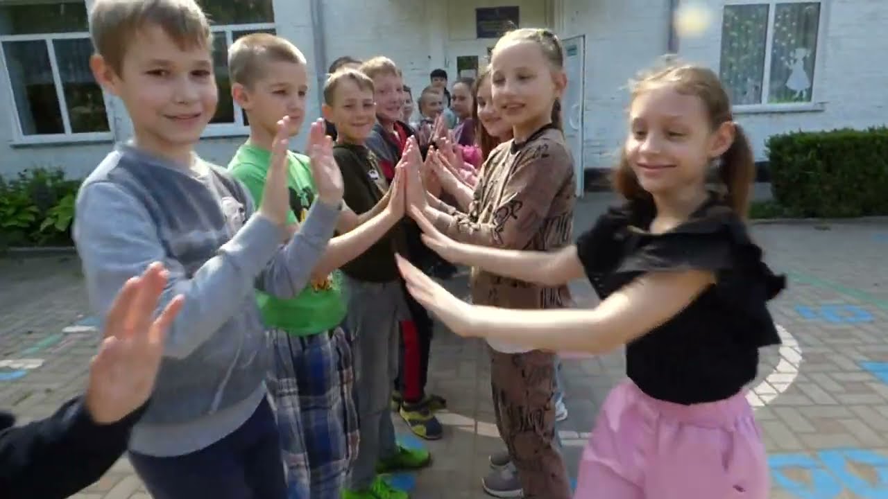 Креативне відео- привітання для  вчителів початкової школи  Барського ліцею №2 від учнів 4-В класу