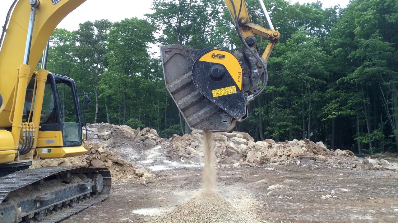 BF80.3 Crusher Bucket Crushing Bed Rock in the Rain