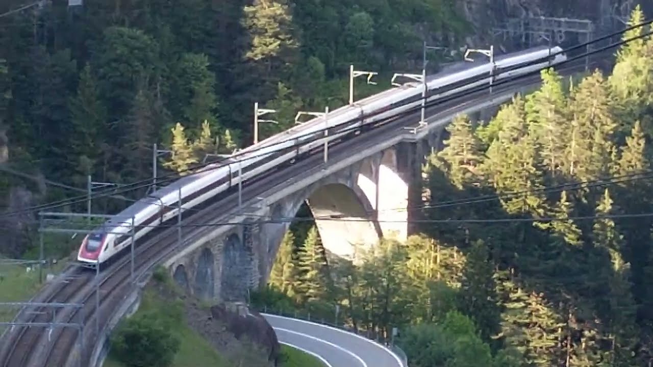 Wassen   Stadler Giruno Zug kreuzt ICN Zug   13.06.2024  19'00 Uhr