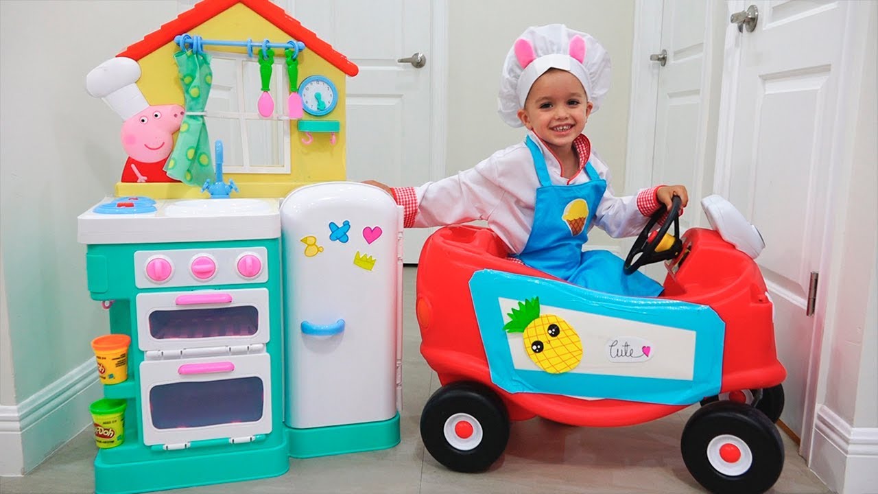 Влад и Никита играют в игрушечное кафе Drive Thru