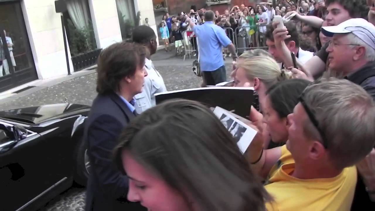 Paul McCartney SIGNING MY CD!!! - Hotel Due Torri - Verona (Italia) 26/6/2013