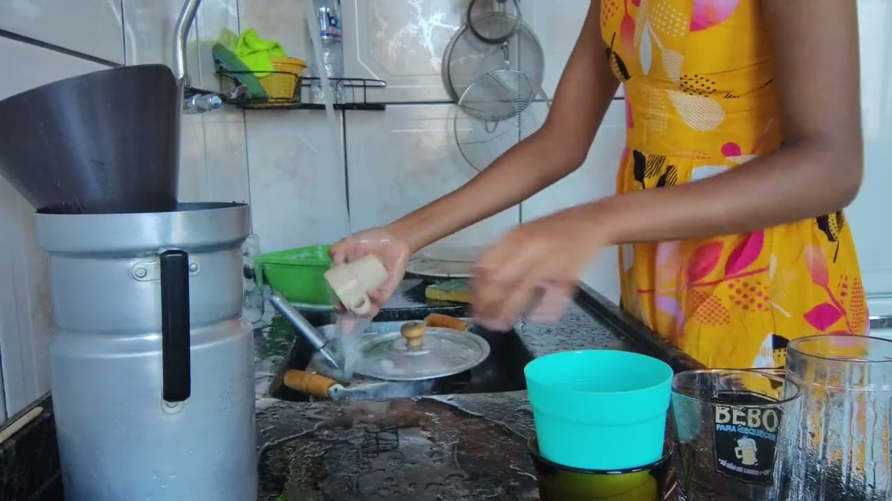 Carnaval faxinando a cozinha com a minha mãe.