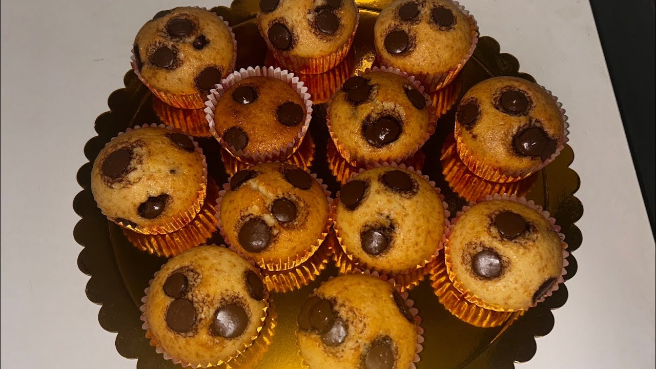 Brioșe pufoase cu fulgi de ciocolată - rețetă desert de casă