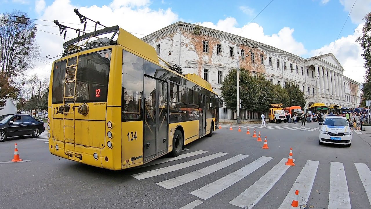 Транспорт на зустрічній. Тролейбуси з автономним ходом. Колофест у Полтаві.
