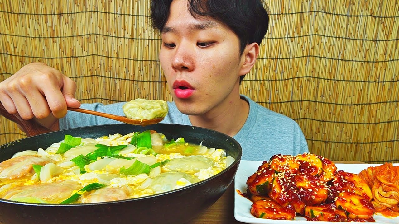 떡만두국 푸짐하게 끓여봤습니다. 뜨~근허니 정말 잘먹었습니다! RICE CAKE DUMPLING SOUP KIMCHI KOREAN FOOD ASMR MUKBANG