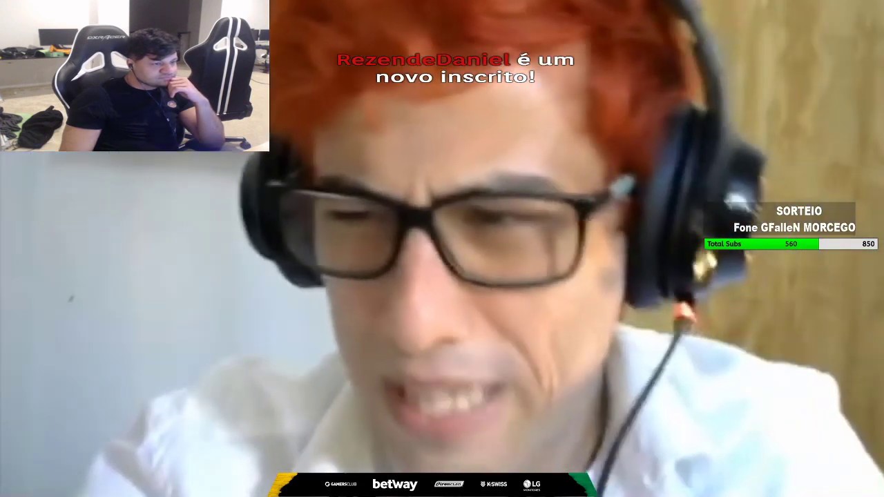 Clips Vi4dinho, Twistzz e Fer reagindo a Viadinho