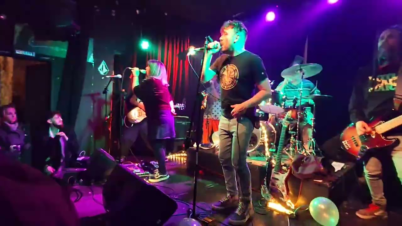 LUCAS SEQUEIRA & LA LOVELY BAND en Strummer Bar @ 19/06/23 Full Set [HD]