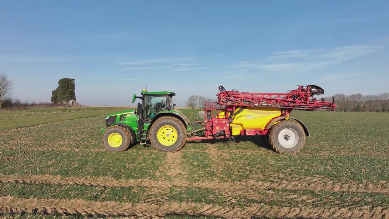 John Deere 7R330 Gen2 + Pulvérisateur Beyne Python/John Deere 7R330 Gen2 + sprayer Beyne Python.