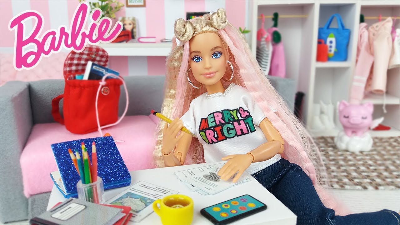 Barbie Vuelve de la Casa Despúes de un Día Largo de Escuela