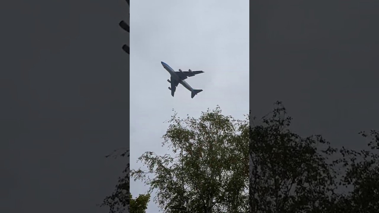 Vliegherrie van een 747 boven jaren '30 wijk