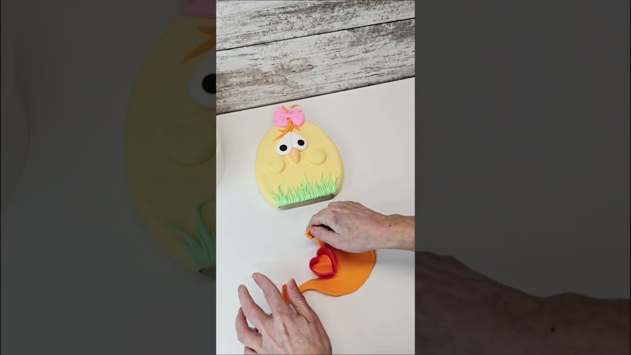 Изготовленная из пенопласта/самодельная фигурка цыпленка для полки