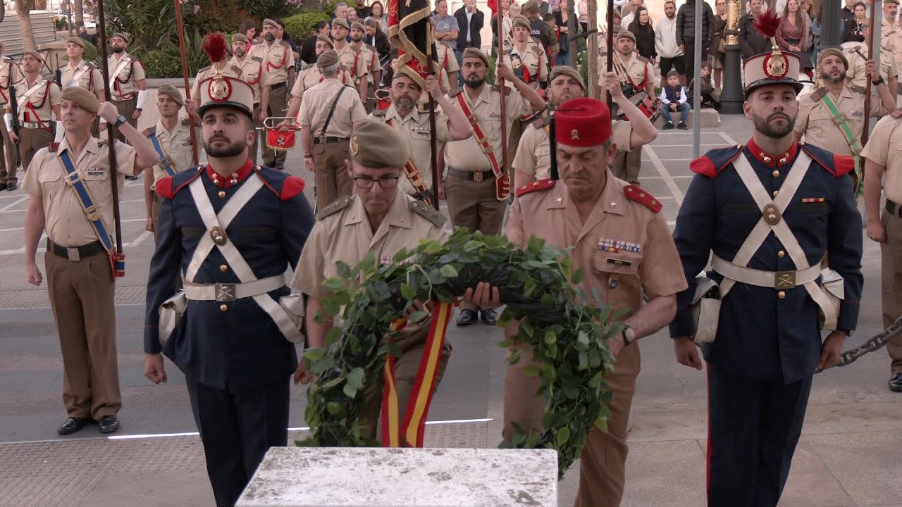 Arriado de bandera del Ramix 30 con especial recuerdo al cabo Palacios