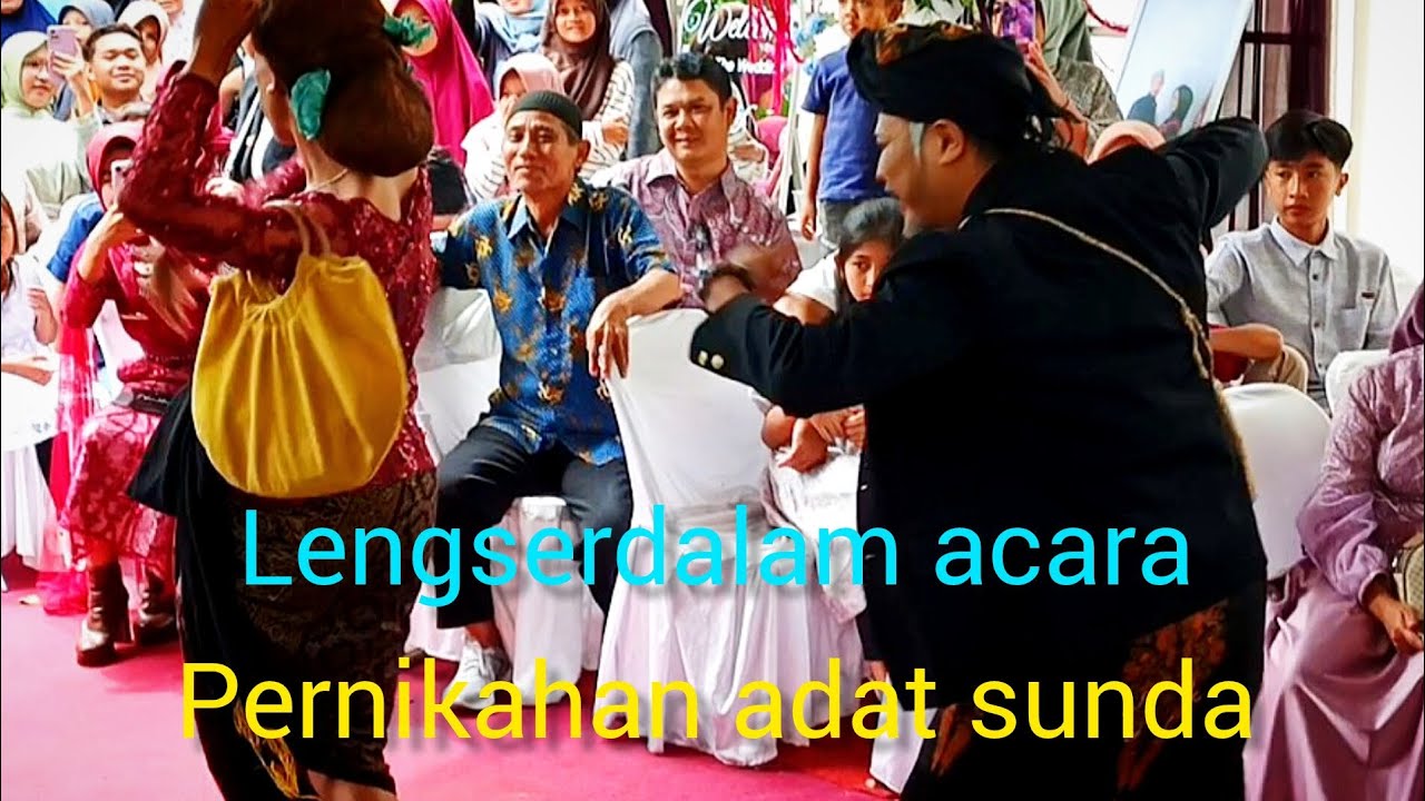 Pertunjukan lengser dalam acara pernikahan adat Sunda
