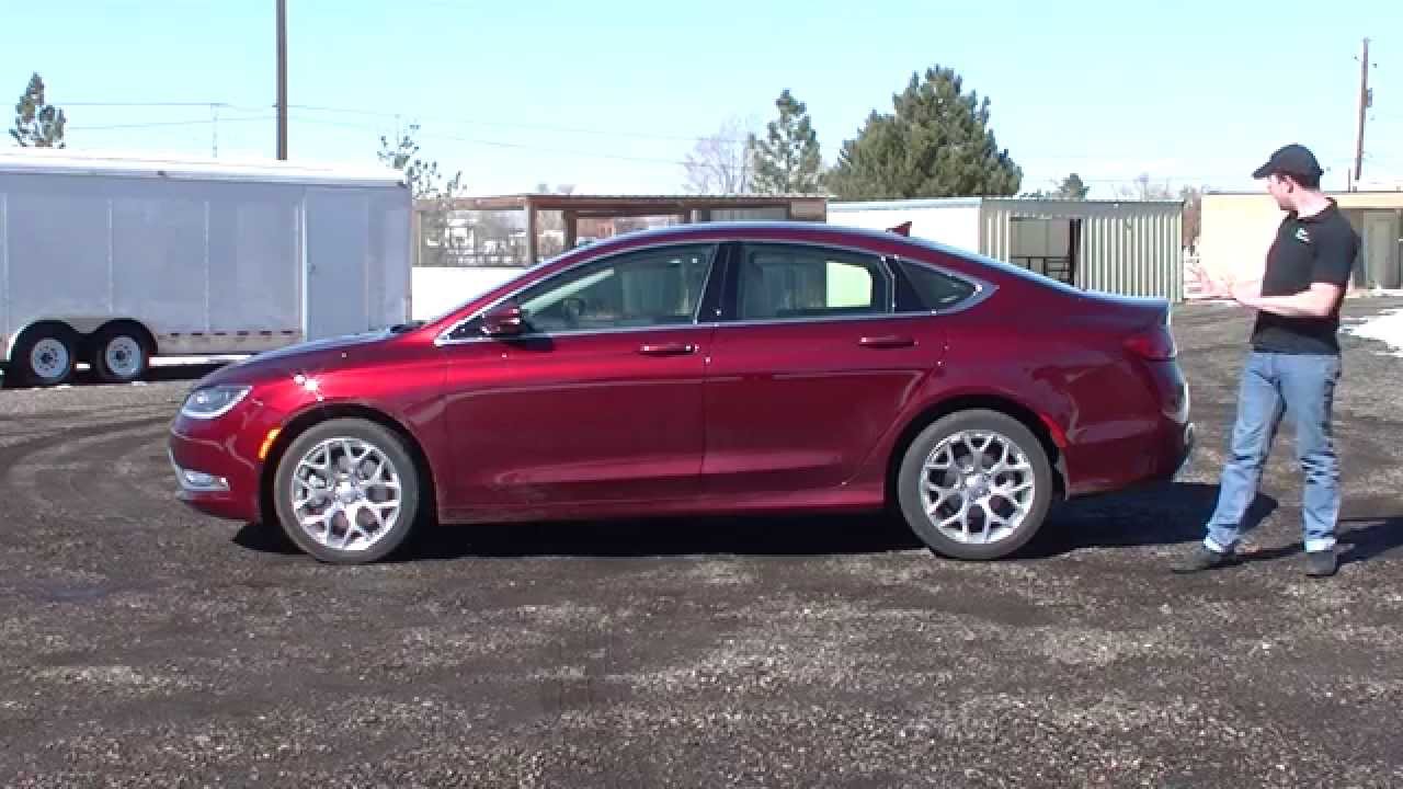 Видео реальных первых впечатлений: среднеразмерный седан Chrysler 200C AWD 2015 года