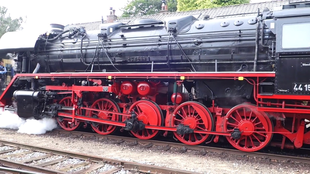 VSM lok 44 1593 rijdt volgens de groene dienstregeling, vrijdag 18-8-2017.