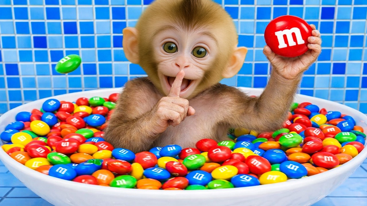 Bebé Mono Nana compra dulces coloridos cargados en un helicóptero de papel 🍬🚁📄