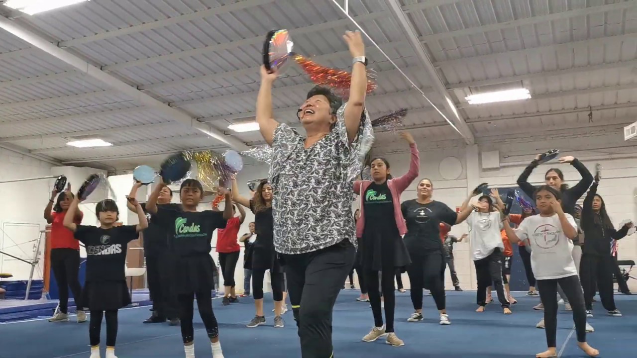 Aunty Magrate Yap danzando 
