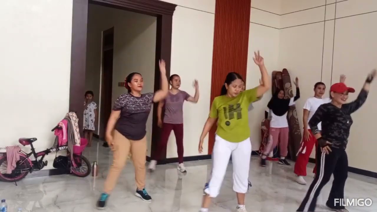 Kreasi Zumba // BEDA ISTRI BEDA RASA SAYANG // tiktok // joged viral