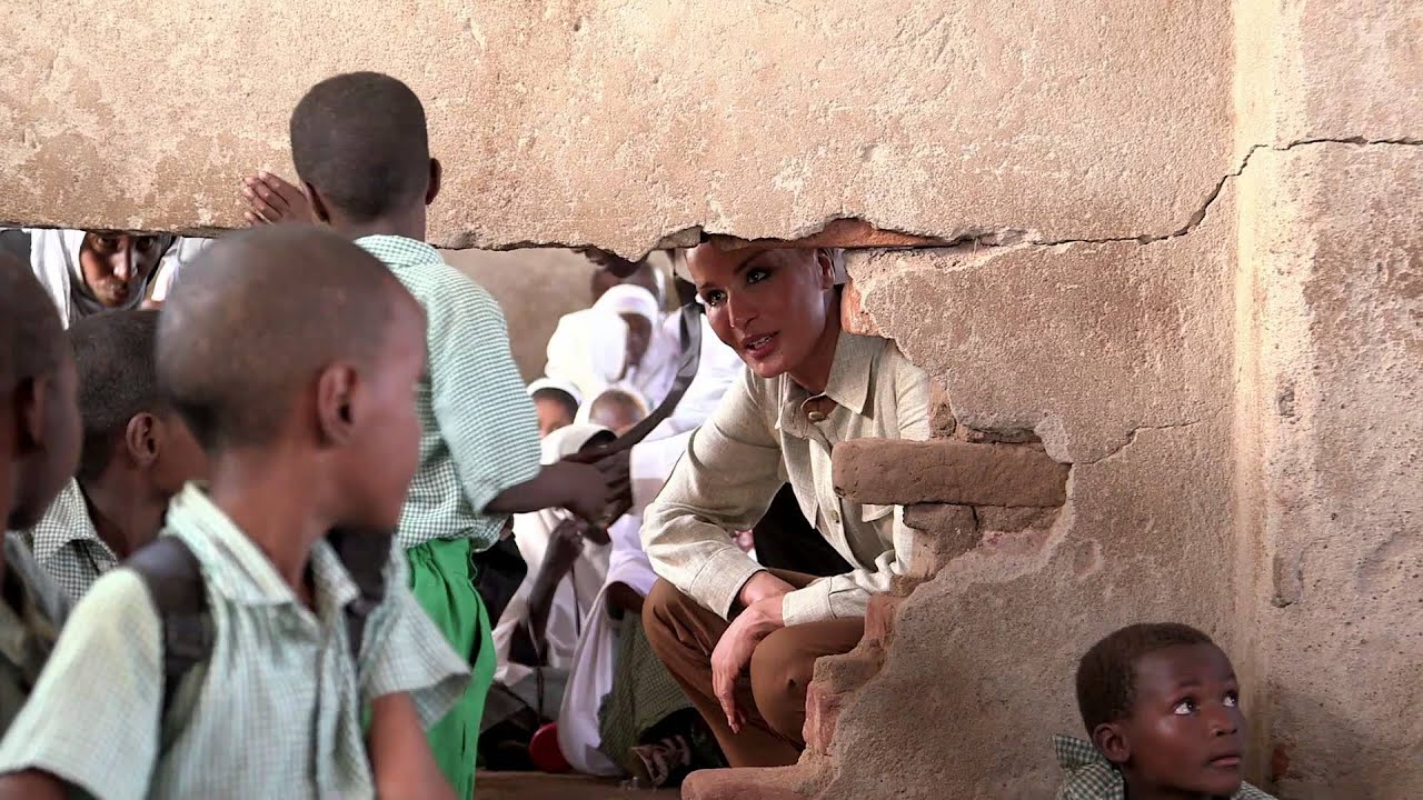 Sheikha Moza meets the children