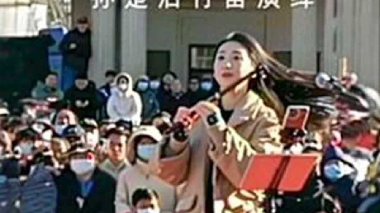 2025年12月7日，天桥市民广场，孙楚泊老师精彩演绎的《扬鞭催马运粮忙》，节奏明快、旋律欢腾，尤其是模仿马蹄声的急速吐音技巧，生动传神，充满了昂扬向上的生命力#孙楚泊 #竹笛 #演出现场拍摄 ...
