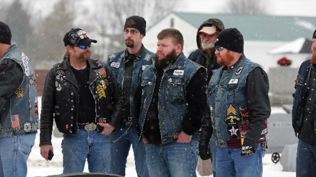 Muž byl pohřben vsedě na motocyklu Harley Davidson v obří rakvi z plexiskla