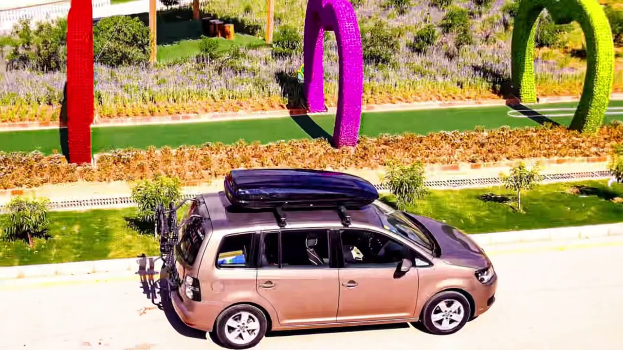 Volkswagen Touran is installed with NEUMANN 305s roof rack + F5 roof box.