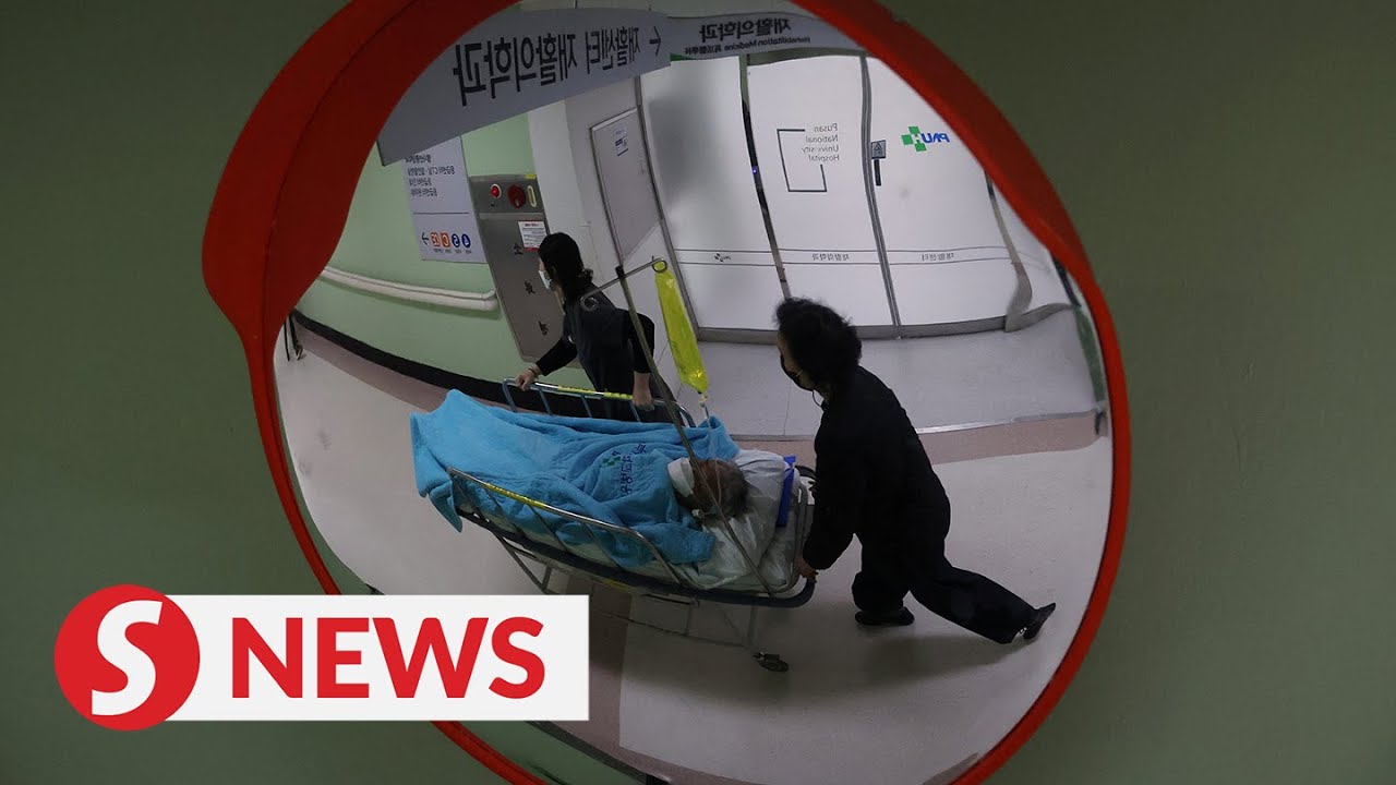 More South Korea doctors join protest, authorities warn patients at risk